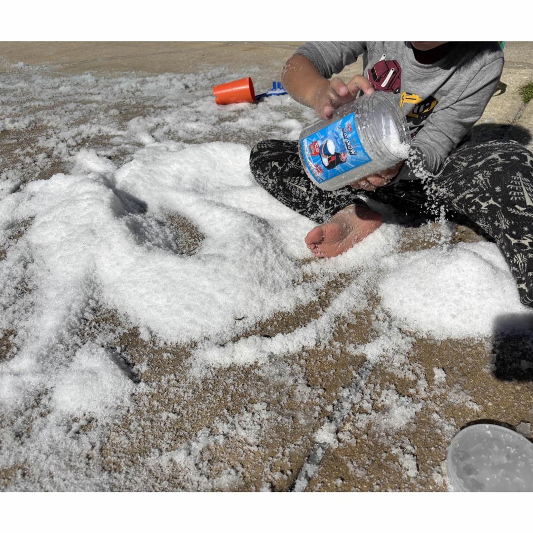 5 Packs of 1-Pound Jars of Amazing Artificial Snow Just Add Water and It Expands 100x, Makes 8 Gallons - Image 10