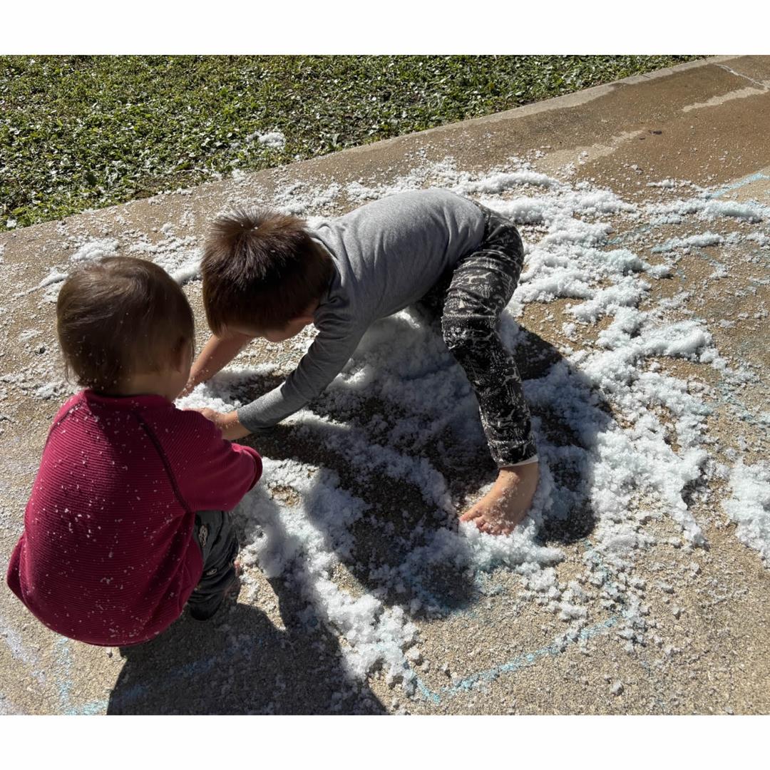 5 Packs of 1-Pound Jars of Amazing Artificial Snow Just Add Water and It Expands 100x, Makes 8 Gallons