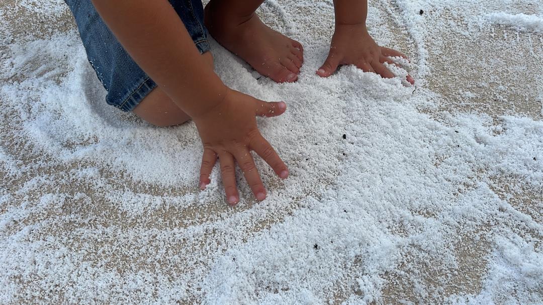 5 Packs of 1-Pound Jars of Amazing Artificial Snow Just Add Water and It Expands 100x, Makes 8 Gallons - Image 9
